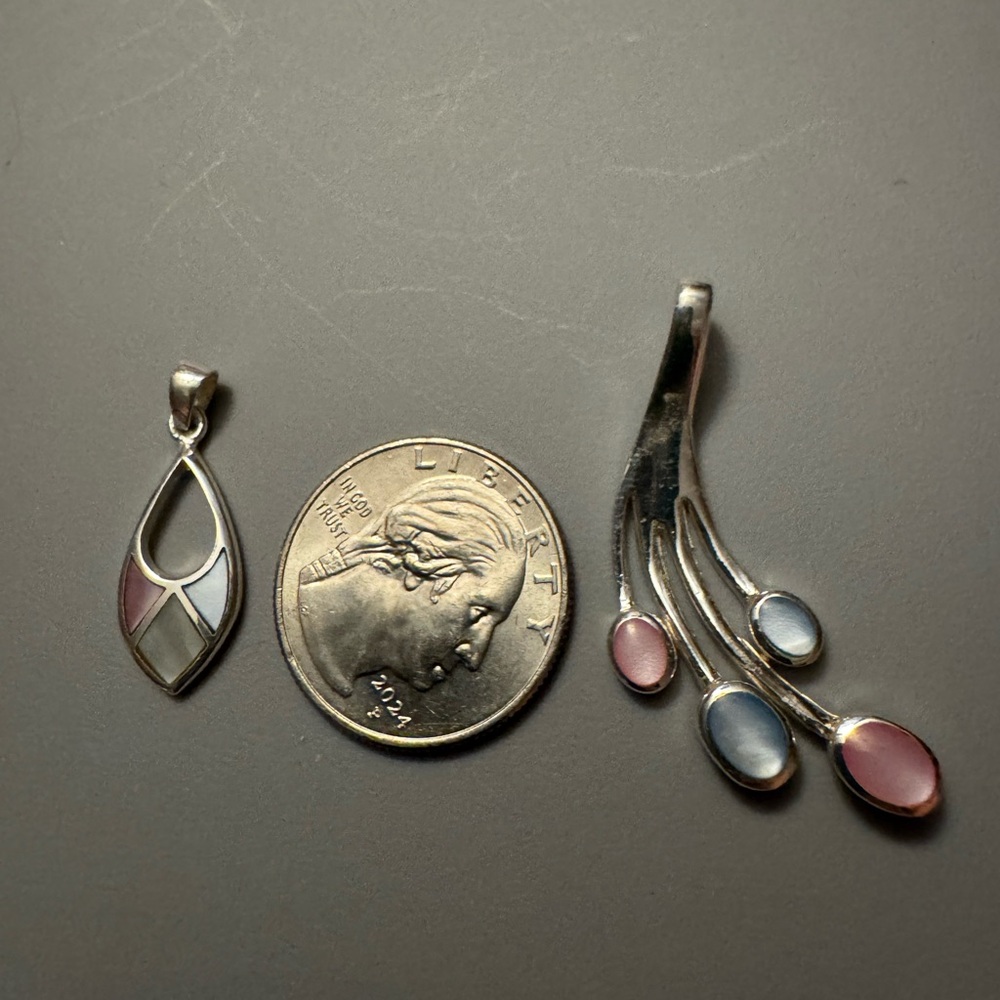 New sterling silver 2 pendants in mother of pearl - Picture 3 of 3